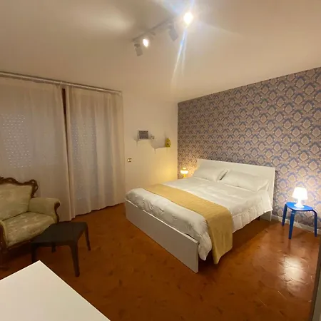 Piccolo Nel Centro Storico Di アパート